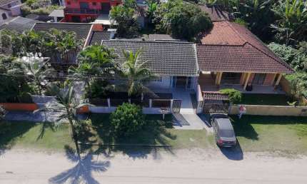 Casa Espaçosa com Amplo Terreno para Venda no Balneário PRINCESA DO MAR, localizado na cidade de Itapoá/SC.