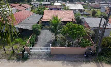 Casa Espaçosa com Amplo Terreno para Venda no balneário PRAIA DOS VELEIROS, localizado na cidade de Itapoá/SC.
