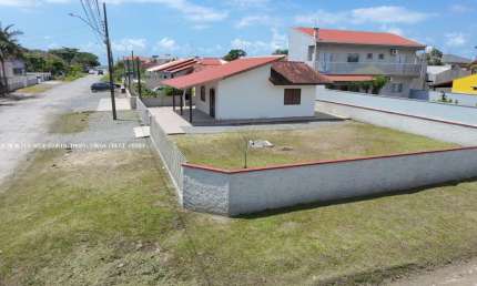 Casa de Esquina para Venda na BARRA DO SAÍ, localizado na cidade de Itapoá / SC.