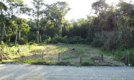 Terreno limpo e cercado para venda no balneário rainha do mar, localizado na cidade de itapoá/sc.