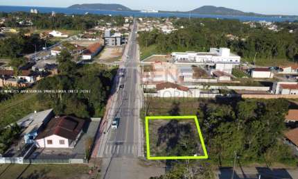 Terreno LIMPO de Esquina em frente ao ASFALTO no Balneário BRANDALIZE, localizado na cidade de Itapoá / SC.