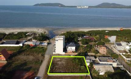 Terreno de 750 m² Limpo na Quadra do Mar para Venda no balneário BRANDALIZE, Itapoá/SC.