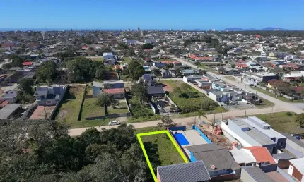 Terreno limpo e pronto para construir disponível para venda no bairro são josé, localizado na cidade de itapoá / sc.