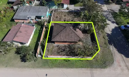 Casa em AMPLO terreno de Esquina para Venda no bairro BARRA DO SAÍ, localizado na cidade de Itapoá / SC.