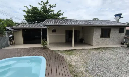 Casa de esquina com piscina para venda no balneário santa clara, itapoá / sc.