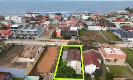 Casa com amplo terreno a apenas 150 mts da praia no balneário brasília, localizado na cidade de itapoá/sc.