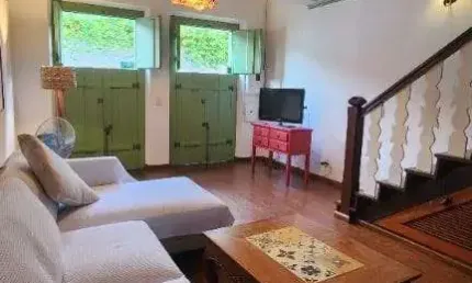 Lindíssima casa no Centro Histórico de Paraty-RJ: 3 quartos, 3 suítes, 112m² de área - Imperdível!