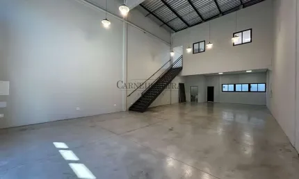 Galpão / Barracão com 220m² para alugar por R$4.000 - Jardim Olímpia, Jaú, SP