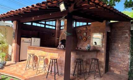 O PRIVILÉGIO DE MORAR EM UMA CHARMOSA CASA COM TOQUE SUIÇO