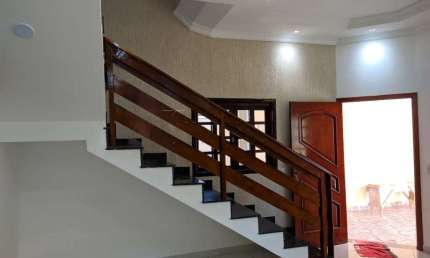 Oportunidade Única: Sobrado Elegante e Espaçoso à Venda