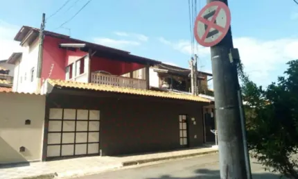 Descubra Seu Novo Lar: Sobrado à Venda com Espaço e Elegância