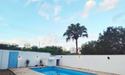 Linda Casa com Piscina, em Condomínio Fechado no Parque Residencial Aquarius