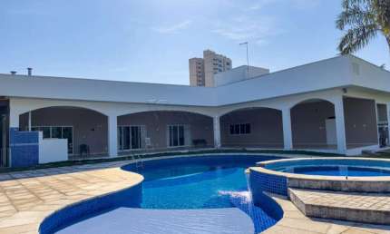 Linda casa térrea no Quinta das Flores, terreno com excelente topografia, bela piscina!!!