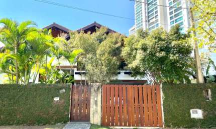 Luxuosa Residência à Venda no Exclusivo Condomínio Jardim das Colinas