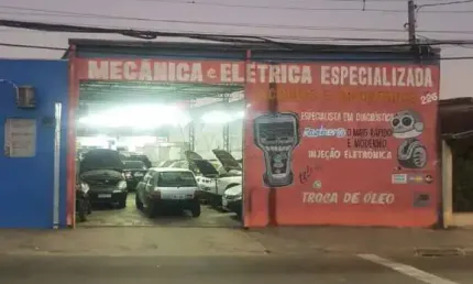Seu Novo Espaço: Sobrado Comercial com Galpão Aberto à Venda