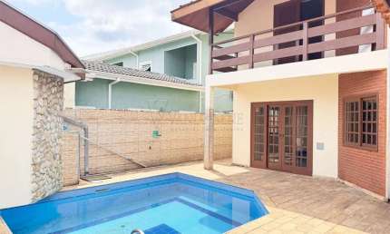 Casa alto padrão para locação em condomínio fechado
