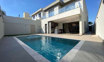 Sobrado à venda no Condomínio Reserva do Engenho com 289 m² | 3 suítes com closet e 4 vagas de garagem.