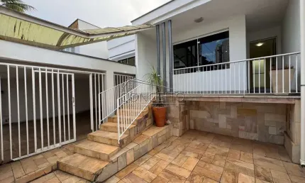 Casa comercial à venda no centro de Piracicaba com 180 m² | 6 salas, 3 banheiros, 1 edícula e 3 vagas de garagem.