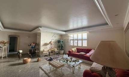 Sobrado comercial à venda no bairro Jardim Europa com 234 m² | 4 suítes, sendo 2 com closet e 4 vagas de garagem.