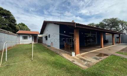 Chácara com edícula à venda no bairro Santa Rita com 298 m² | 4 dormitórios, sendo 2 suítes, edícula e 3 vagas cobertas.