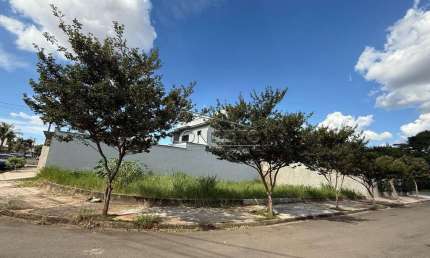 Terreno de esquina à venda no Residencial Portal da Água Branca com 271 m² de área total.