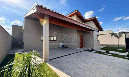 Casa térrea à venda no Loteamento Jardim Monte Carlo em São Pedro com 130 m² | 3 dormitórios, sendo 1 suíte e 4 vagas de garagem.