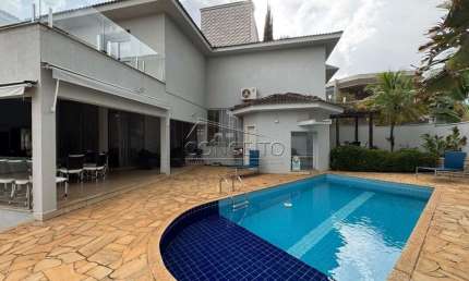 Sobrado à venda no Condomínio Terras de Piracicaba com 359 m² | 5 suítes com armários e 4 vagas de garagem, sendo 2 cobertas.