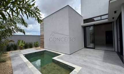 Casa térrea à venda no Condomínio Residencial Damha com 212 m² | 4 suítes e 4 vagas de garagem.