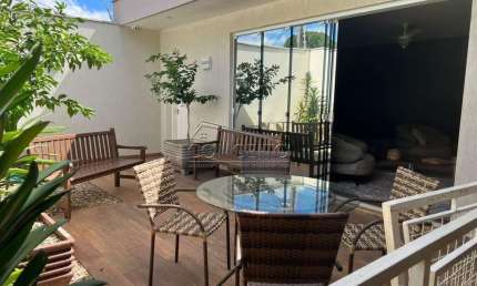 Casa térrea à venda no centro de Piracicaba-SP com 300,64 m² | 3 suítes e 2 vagas de garagem cobertas.