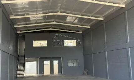 Barracão comercial para locação no bairro Morumbi com 366 ² | amplo salão, 2 banheiros e 4 vagas de estacionamento.