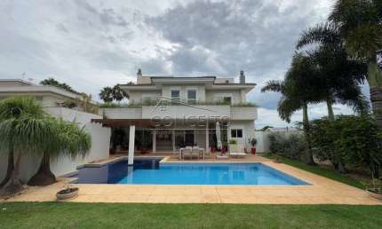 Sobrado de alto padrão à venda no Condomínio Residencial Jatobás com 693 m² | 5 suítes, sendo 3 suítes com closet, amplo quintal e 6 vagas de garagem.