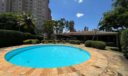 Casa térrea à venda no centro com 376 m² | 3 suítes, amplo quintal e 6 vagas de garagem, sendo 2 cobertas.