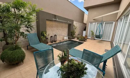 Casa térrea de alto padrão à venda de porteira fechada no condomínio Terras do Sinhô com 299m² | 3 suítes, cinema e 4 vagas de garagem.
