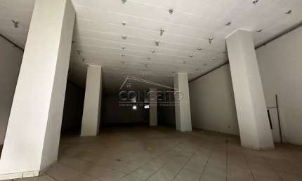 Salão comercial para locação com 625m² de área útil.