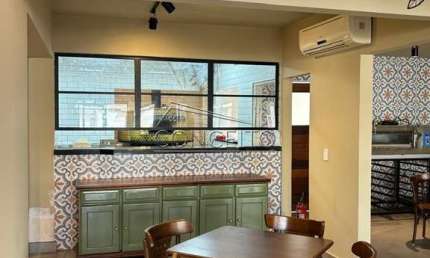 Casa comercial à venda no bairro Vila Rezende com 253m² | Amplo salão comercial e 2 suítes no segundo andar.