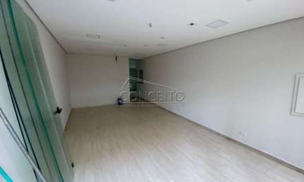 Sala comercial para locação no centro de Piracicaba com 145 m² | Amplo salão, 2 banheiros, 7 provadores e jardim de inverno.