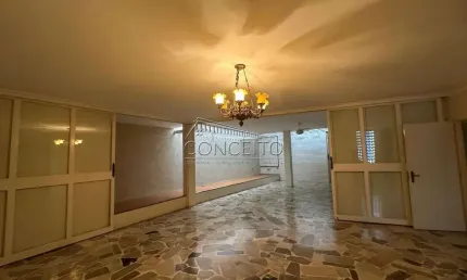 Casa para locação no bairro Cidade Alta com 232 m² | 3 dormitórios, sendo 1 suíte e 4 vagas de garagem.