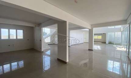 Sobrado à venda no Condomínio Terra das Águas com 442 m² | 3 suítes e 4 vagas de garagem, sendo 2 cobertas.