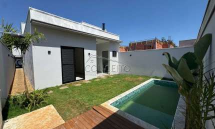 Casa recém construída no Condomínio Recanto do Piracicamirim com 130 m² | 3 dormitórios, sendo 1 suíte e 2 vagas de garagem cobertas.