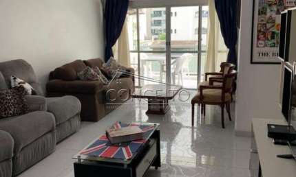 Apartamento à venda no Edifício Flávia no Guarujá, com 140 m² | 3 dormitórios, sendo 1 suíte com banheira, 1 vaga de garagem e a 50 metros da praia.