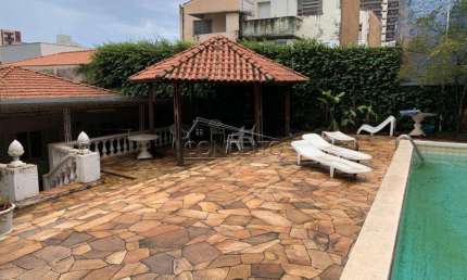 Casa térrea à venda no bairro Alemães em Piracicaba com 350m² | 3 dormitórios sendo 1 suíte e 2 vagas de garagem cobertas.