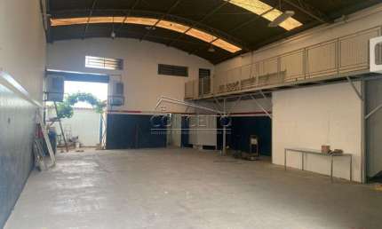 Barracão à venda no bairro Piracicamirim com 230 m² | 2 salas, 3 banheiros e 3 vagas de estacionamento.