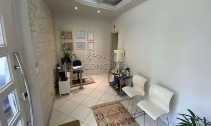 Casa comercial à venda no centro com 56,88 m² | Recepção, 2 salas e 1 vaga de garagem.
