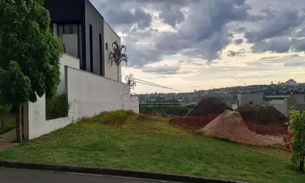 Terreno à venda no condomínio damha com 420 m² de área total.