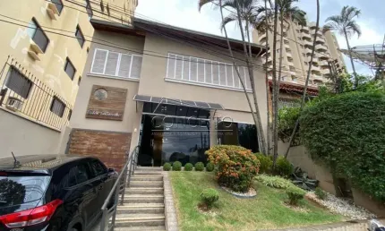 Casa comercial à venda no centro com 86,54 m² | 3 dormitórios com armários e 2 vagas de garagem.