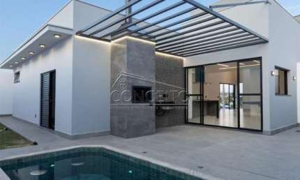 Casa térrea à venda no Condomínio Damha com 169m² | 3 suítes e 2 vagas de garagem.