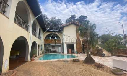 Sobrado à venda no Parque Santa Cecília com 903,70 m² | 6 suítes com closet, 9 vagas de garagem e amplo terreno.