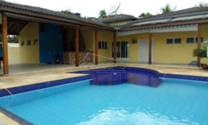 Chácara para locação ou venda no Condomínio Colinas do Piracicaba com 323 m² | 5 dormitórios sendo 4 suítes, piscina com prainha e 6 vagas de garagem.