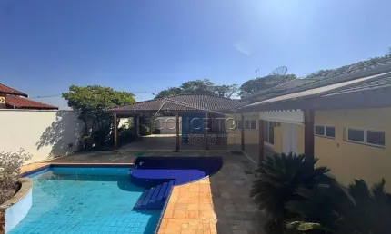 Chácara para venda/locação no Condomínio Colinas do Piracicaba com 323 m² |  4 suítes, piscina com prainha, campo de futebol e 4 vagas de garagem.