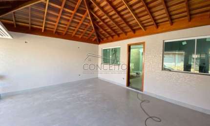 Casa térrea à venda no bairro Água Branca com 170 m² | 3 dormitórios, sendo 1 suíte e 2 vagas de garagem cobertas.